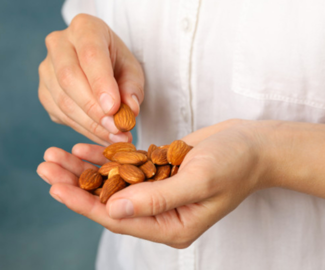 रोज़ाना एक मुट्ठी बादाम खाकर रह सकते हैं कई गंभीर समस्याओं से दूर  